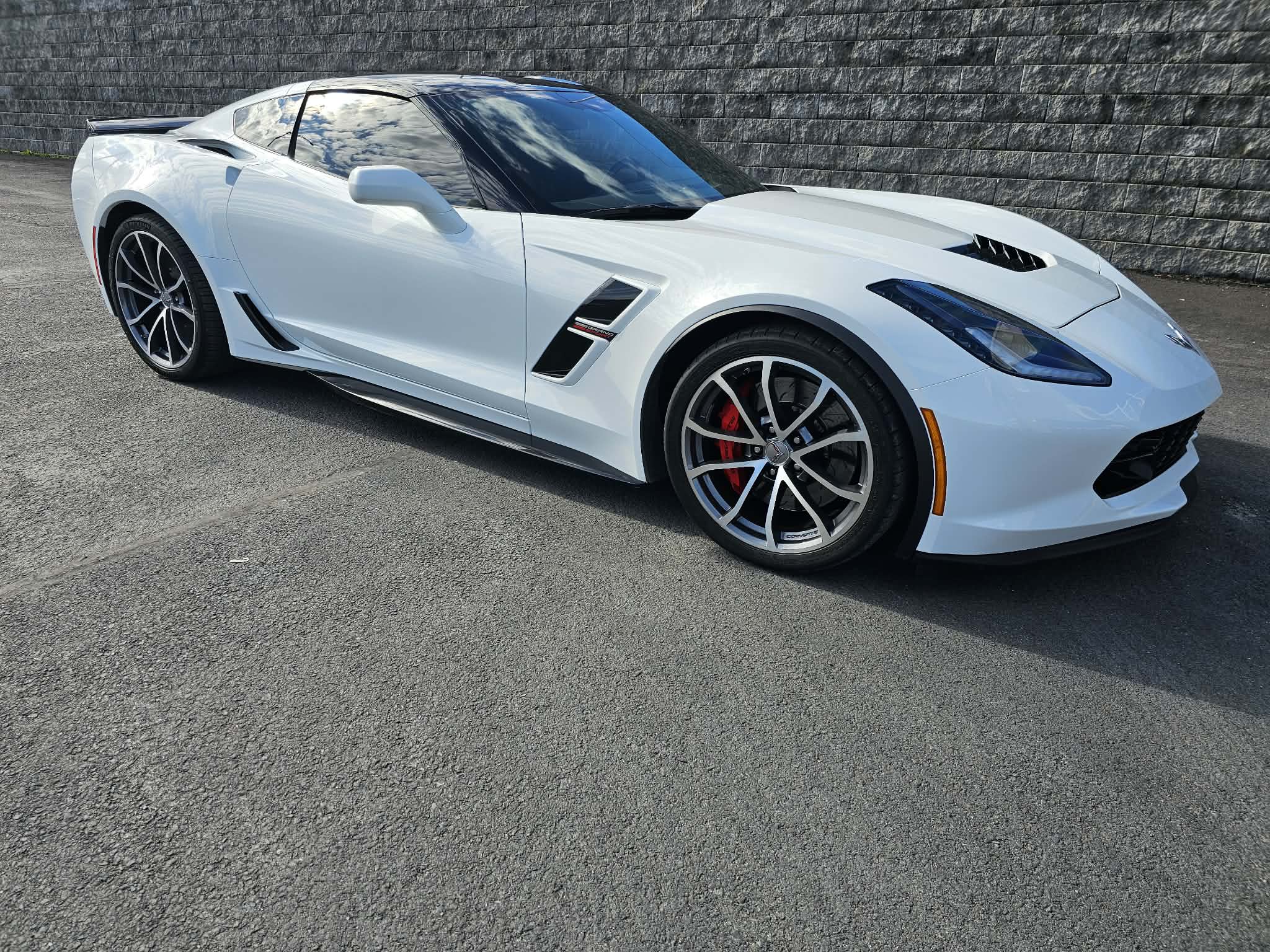 Corvette blanche avec vitres teintees comme exemple de resultat final
