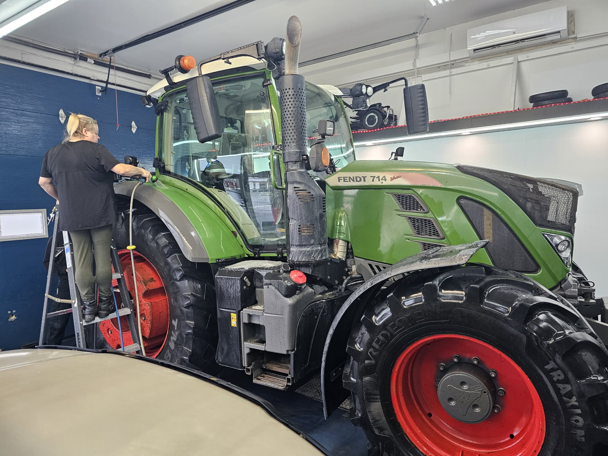 Tracteur vert travaille en atelier comme exemple de projet de machinerie