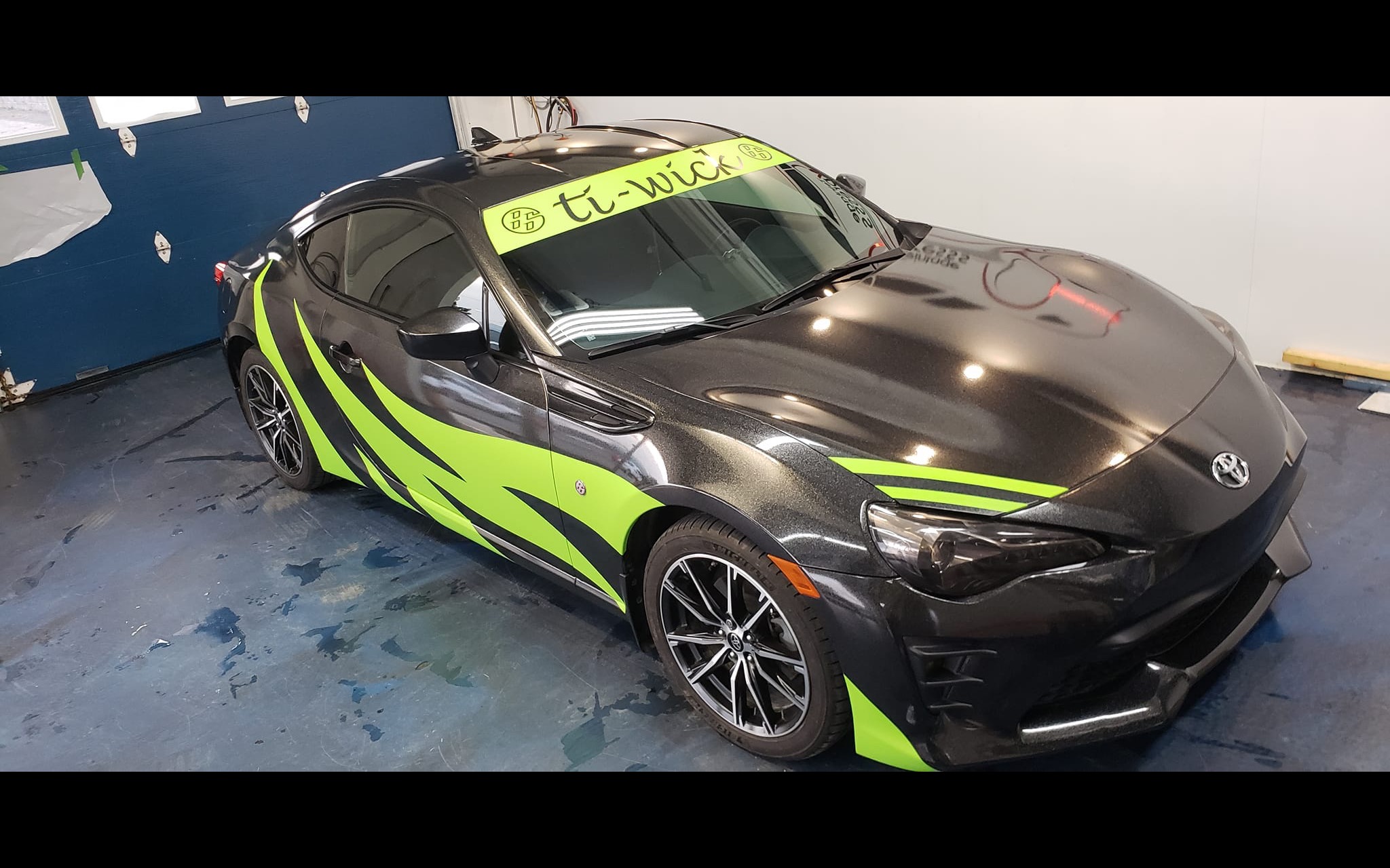 Toyota 86 noire avec wrap vert lime realise par Teintage Express