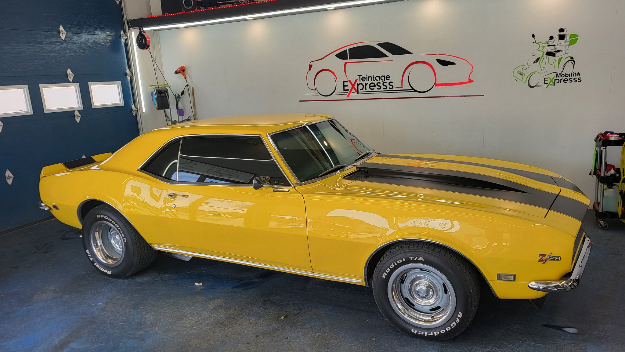 Camaro jaune avec vitres teintees dans l'atelier Teintage Express