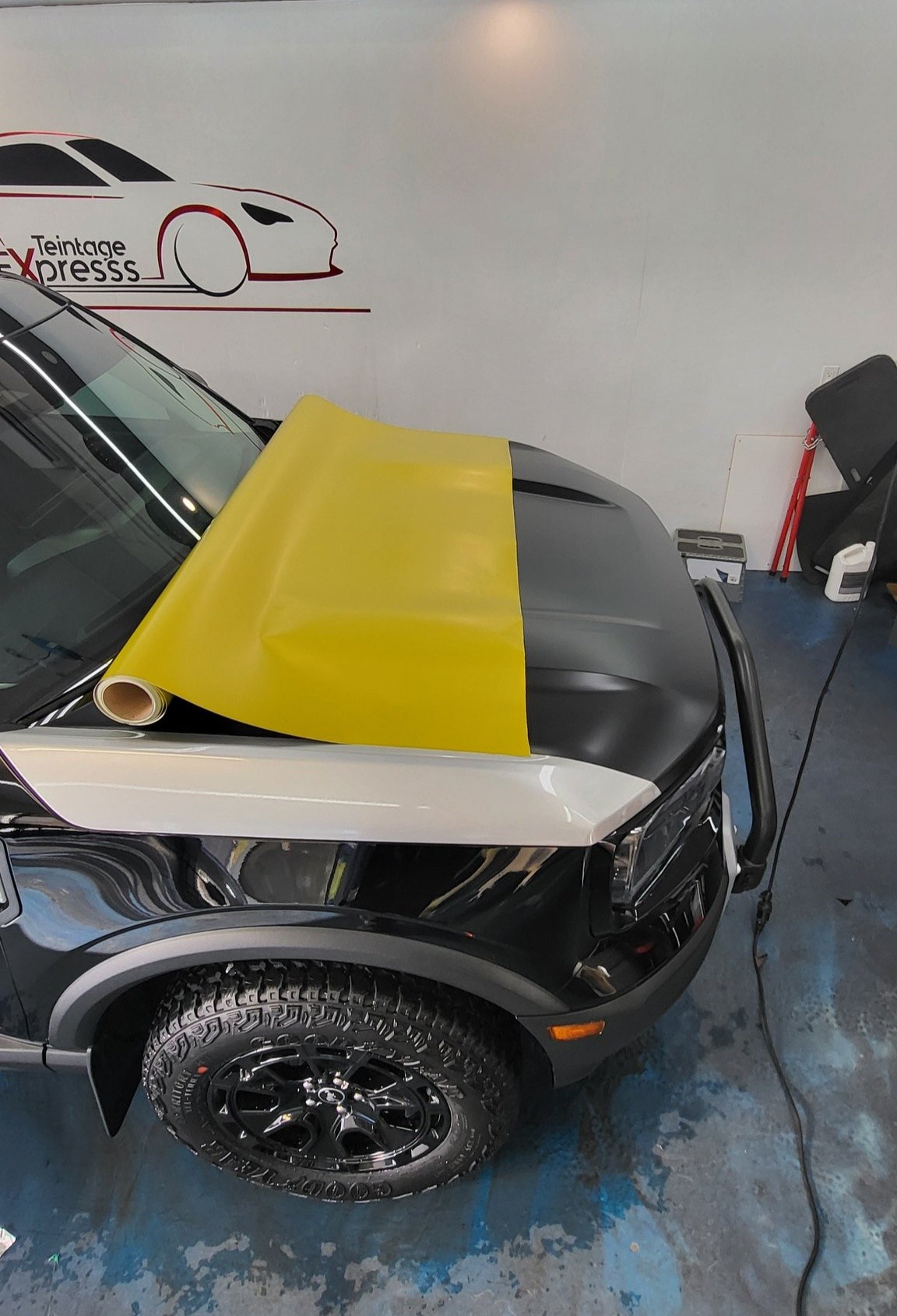 Installation de pare-pierre sur le capot d'un vehicule