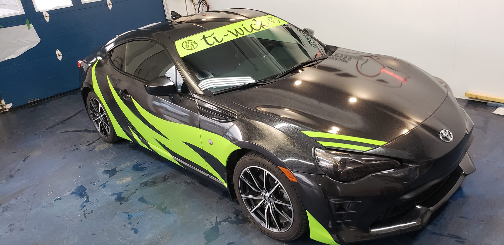 Toyota 86 noire avec wrap vert lime realise par Teintage Express